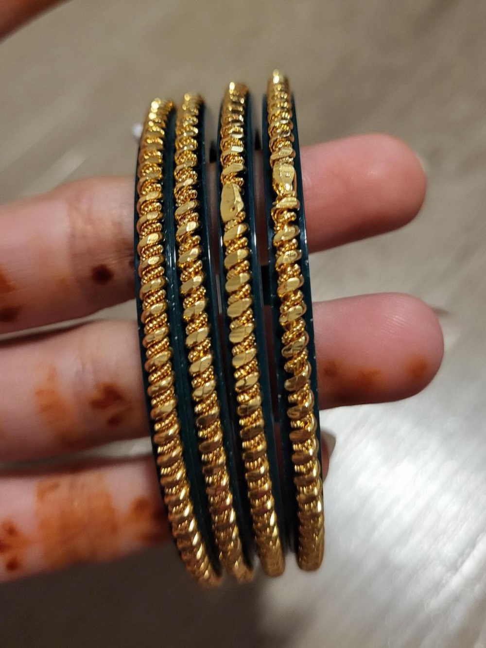 4 plastic bangles - Picture 2 of 9